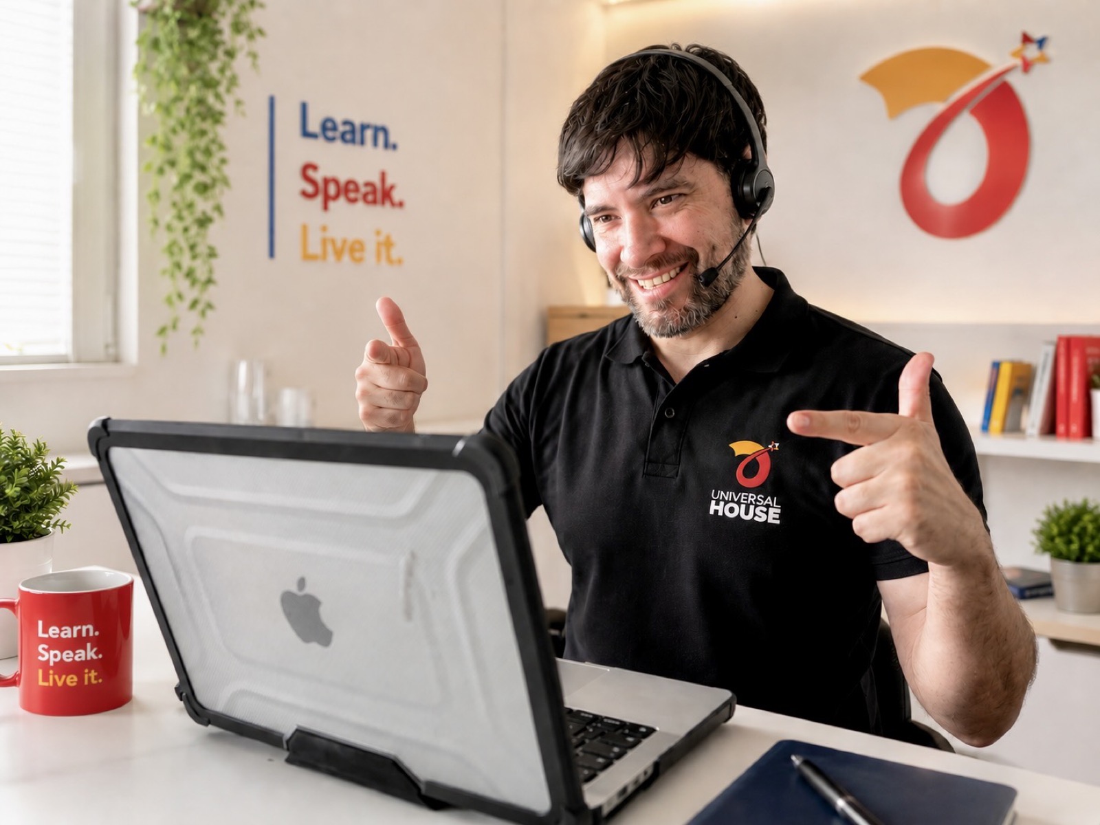 Profesor de Universal House dirigiendo una clase en vivo en línea